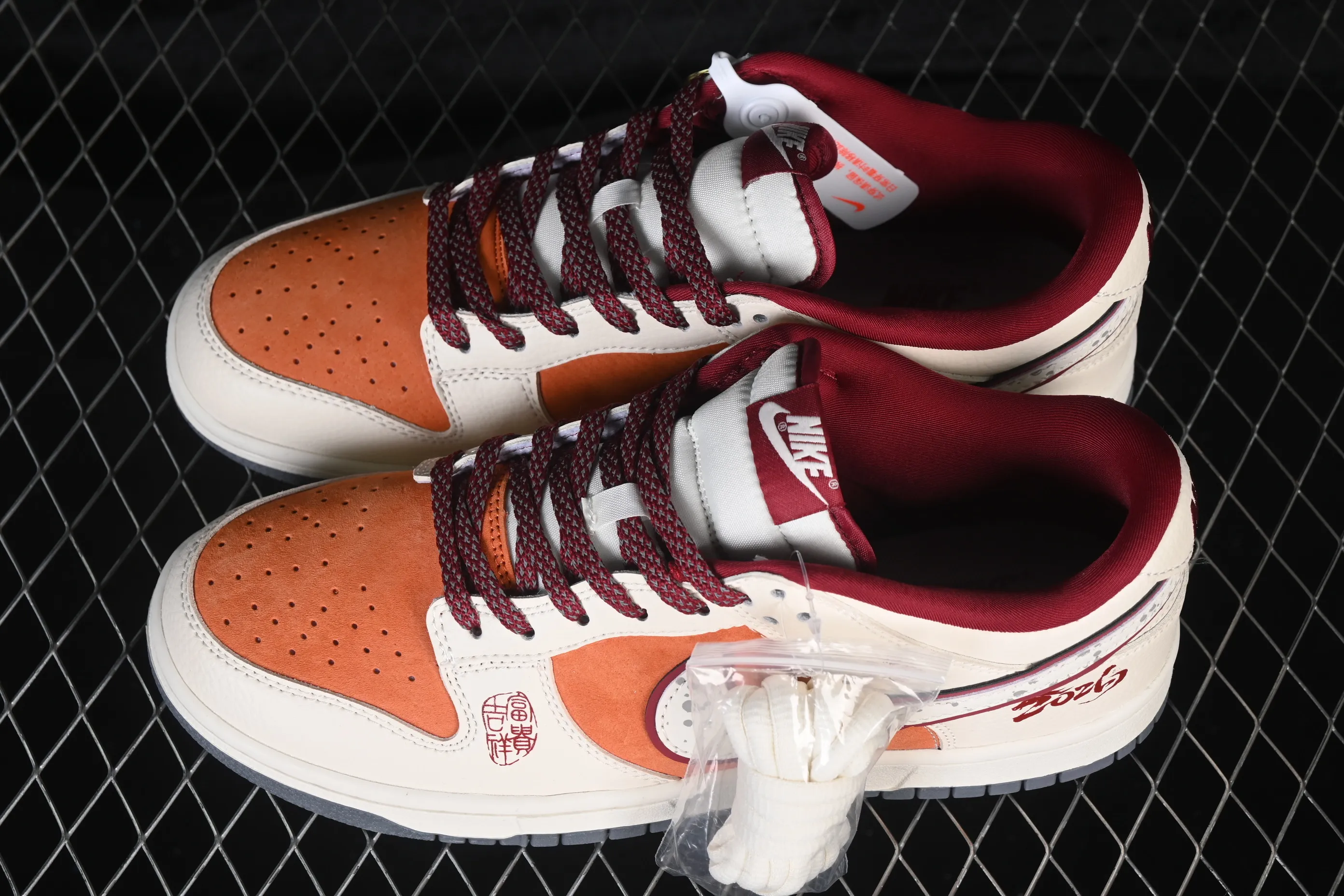 All categories Nk SB Dunk Series Nk SB Dunk Low High-end customized low-top sneakers Nike SB Dunk Low Limited to the Year of the Horse Wealth and auspiciousness High-end customized low-top casual sneakers MN1688-116